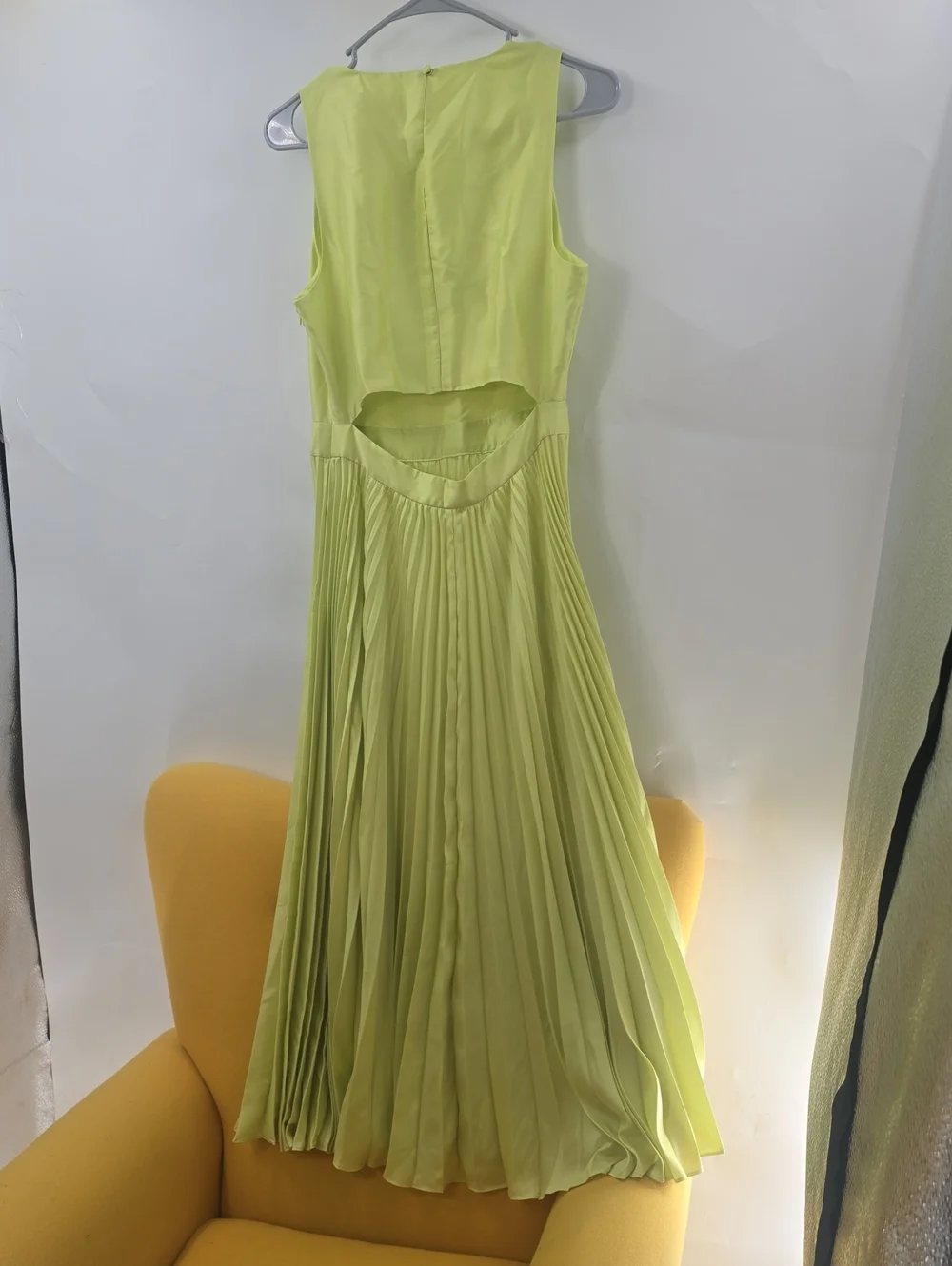 Banana Republic Sleeveless Pleated Midi Dress in Lime